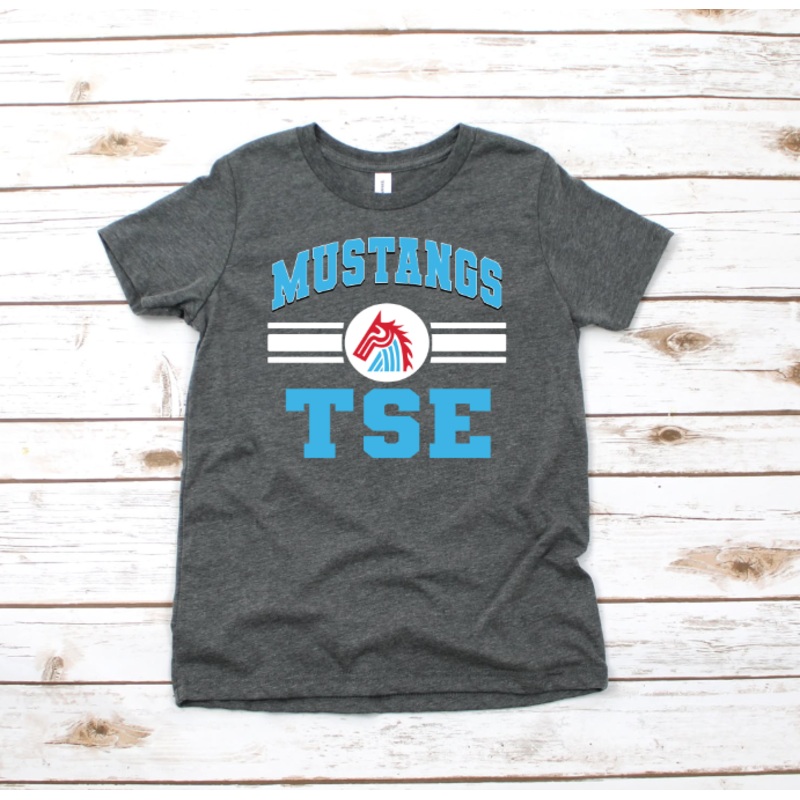 SPORT STRIPE EMBLEM MUSTANGS TSE