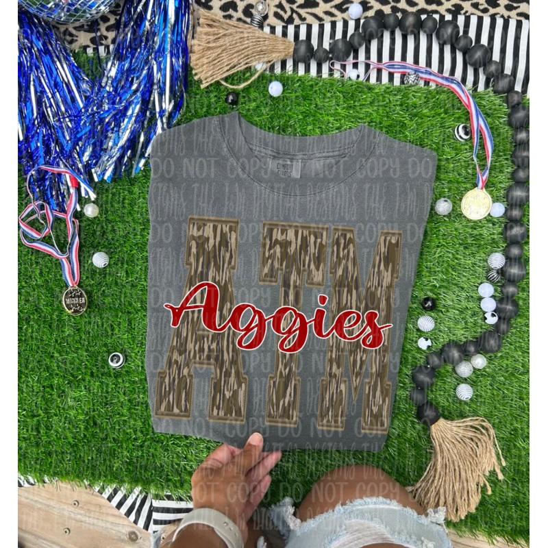 AGGIES WOODLAND CAMO INITIALS|Pocket 4″(4.00in x 3.50in)|Infant 6″(6.00in x 5.24in)|Toddler 7″(7.00in x 6.12in)|Youth 8.5″(8.50in x 7.43in)|Adult 11″(11.00in x 9.62in)|Adult 12″(12.00in x 10.49in)|Oversized 15″ MAX(15.00in x 13.11in)