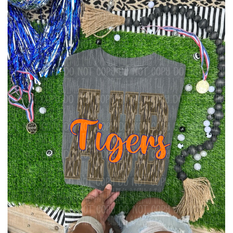 AUBURN WOODLAND CAMO INITIALS|Pocket 4″(4.00in x 3.51in)|Infant 6″(6.00in x 5.27in)|Toddler 7″(7.00in x 6.14in)|Youth 8.5″(8.50in x 7.46in)|Adult 11″(11.00in x 9.65in)|Adult 12″(12.00in x 10.53in)|Oversized 15″ MAX(15.00in x 13.17in)